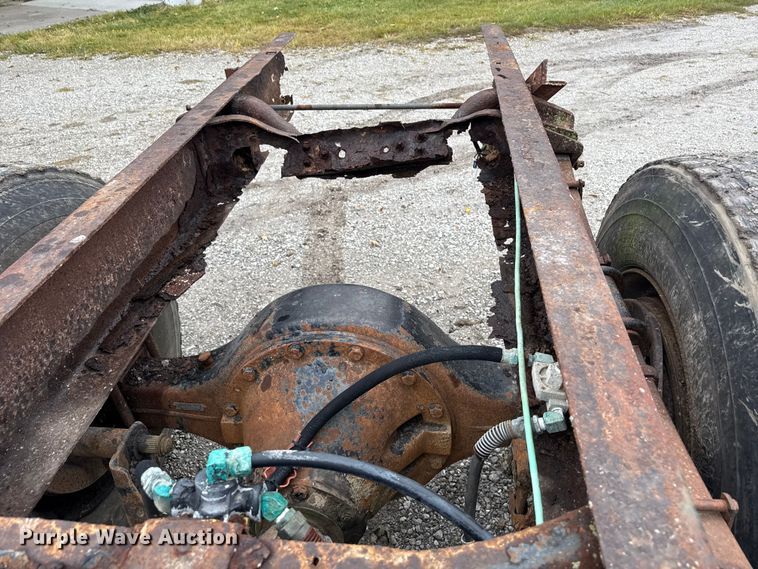 image for item EN7030 1990 International 8100 truck cab and chassis