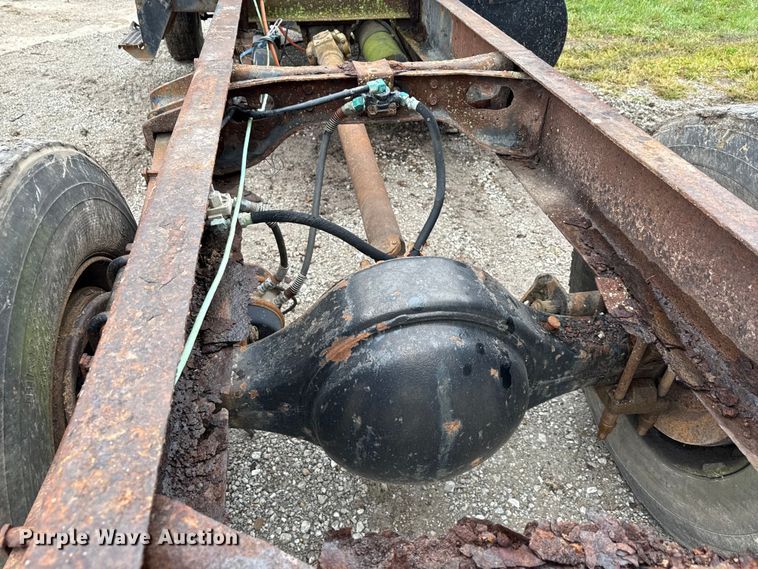 image for item EN7030 1990 International 8100 truck cab and chassis