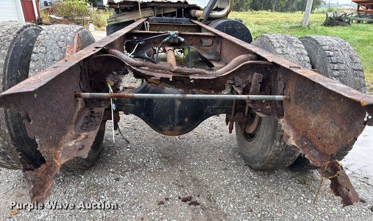 image for item EN7030 1990 International 8100 truck cab and chassis