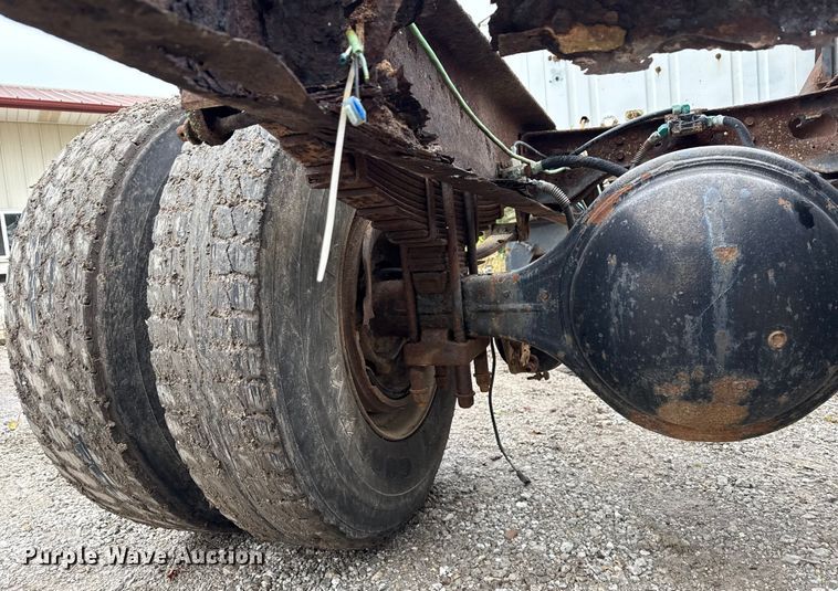 image for item EN7030 1990 International 8100 truck cab and chassis