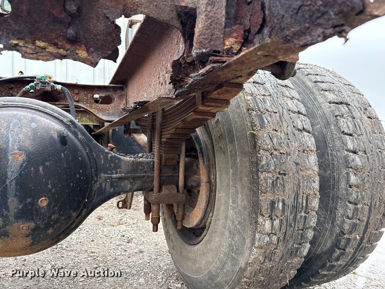 image for item EN7030 1990 International 8100 truck cab and chassis