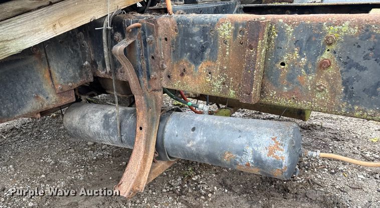 image for item EN7030 1990 International 8100 truck cab and chassis