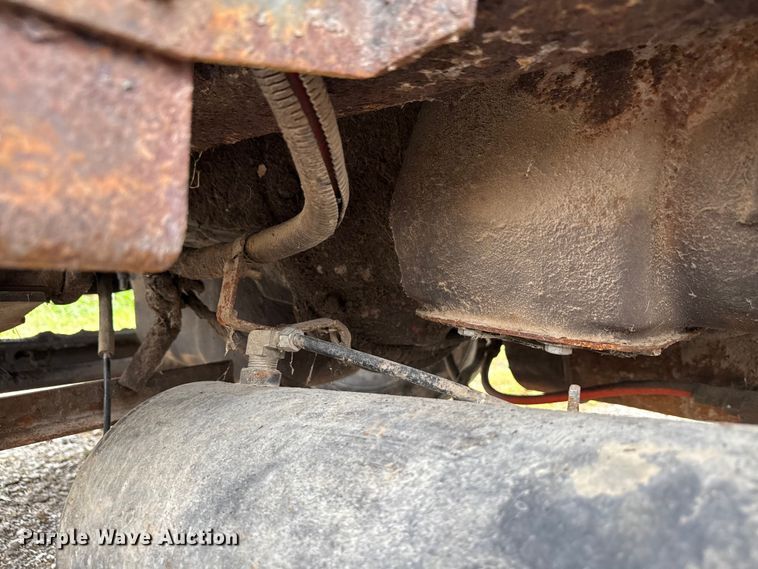 image for item EN7030 1990 International 8100 truck cab and chassis