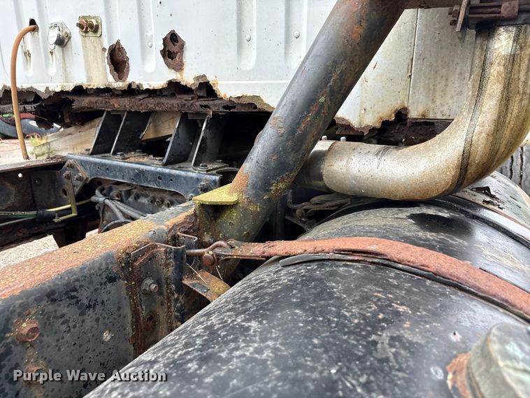 image for item EN7030 1990 International 8100 truck cab and chassis