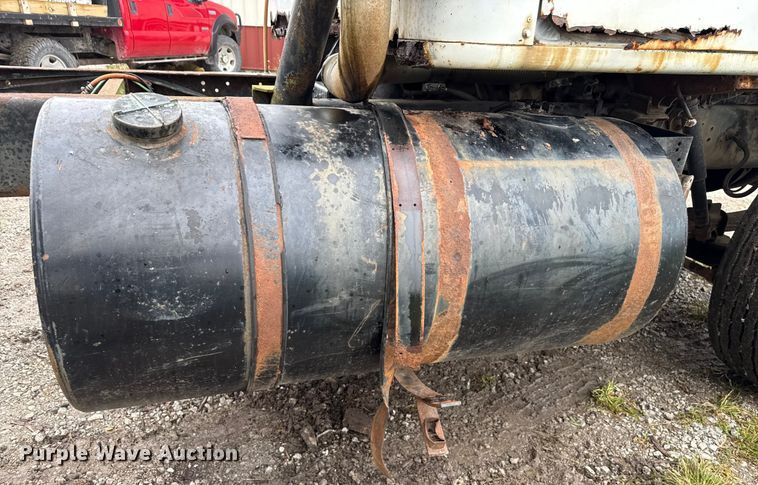 image for item EN7030 1990 International 8100 truck cab and chassis