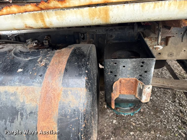 image for item EN7030 1990 International 8100 truck cab and chassis