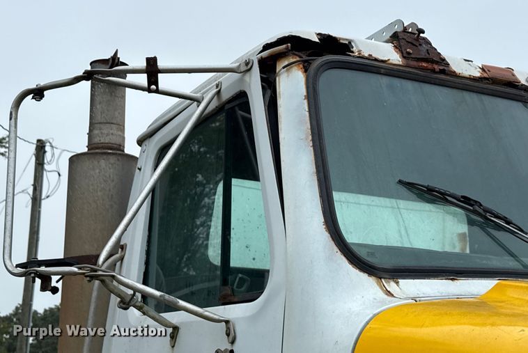 image for item EN7030 1990 International 8100 truck cab and chassis