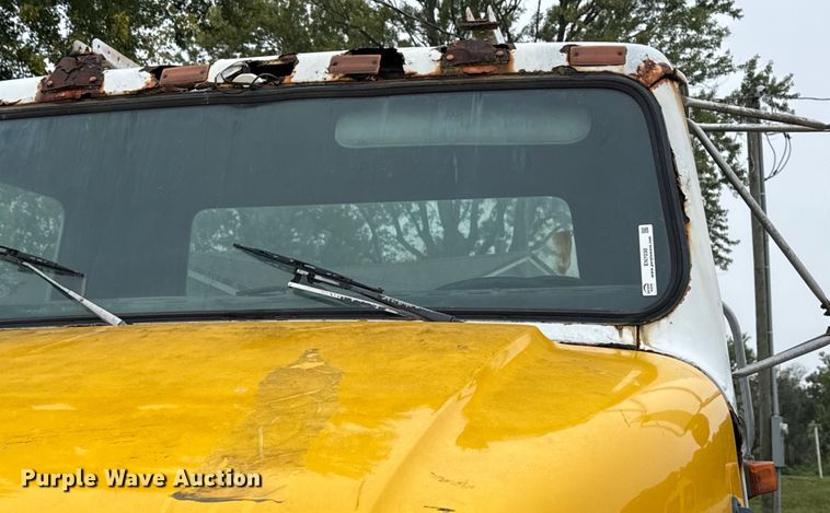 image for item EN7030 1990 International 8100 truck cab and chassis