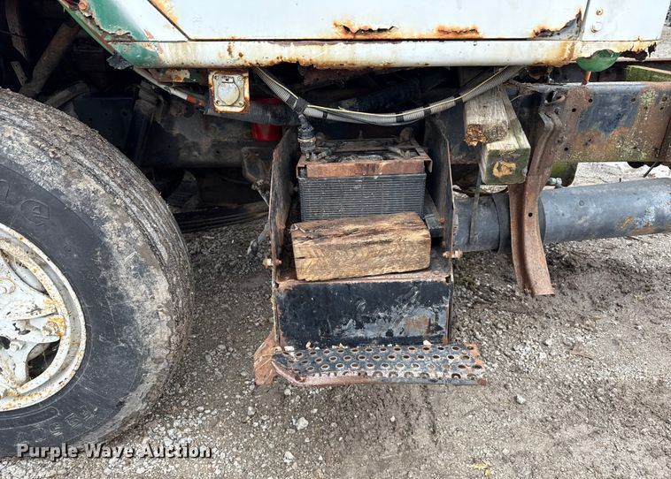 image for item EN7030 1990 International 8100 truck cab and chassis