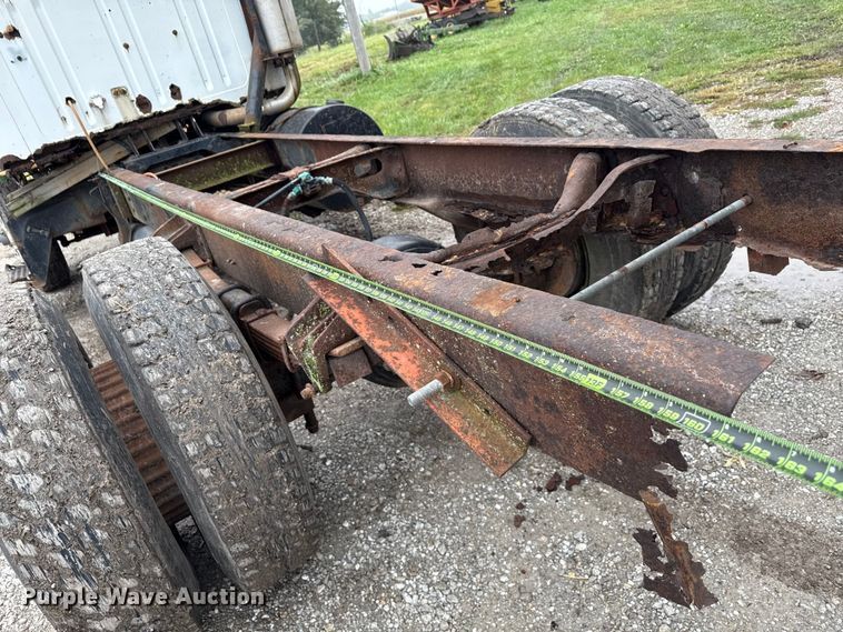 image for item EN7030 1990 International 8100 truck cab and chassis