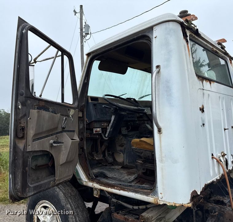 image for item EN7030 1990 International 8100 truck cab and chassis