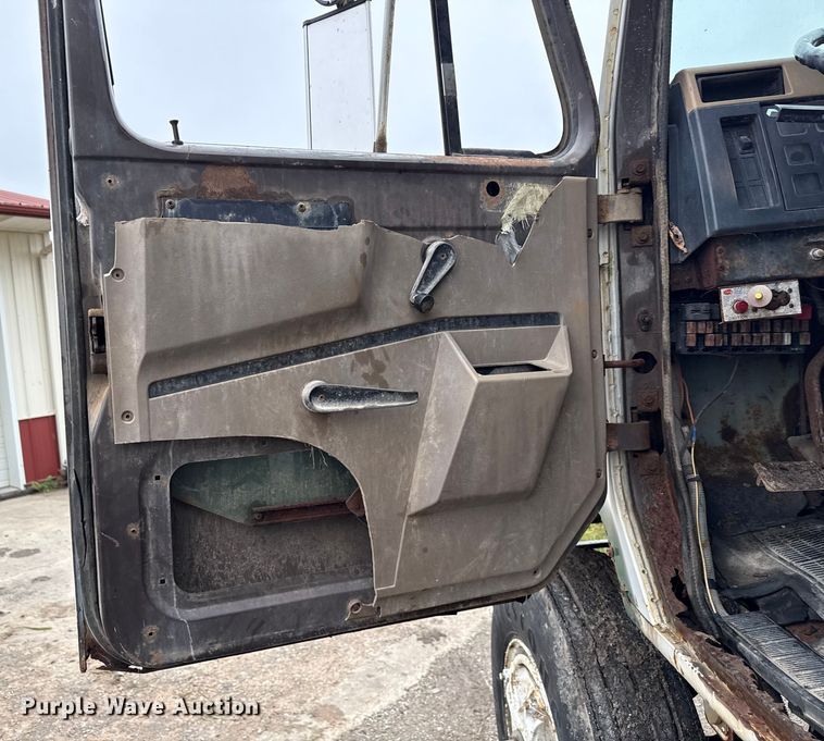 image for item EN7030 1990 International 8100 truck cab and chassis