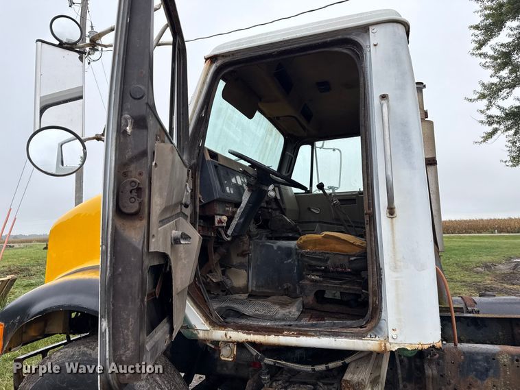 image for item EN7030 1990 International 8100 truck cab and chassis