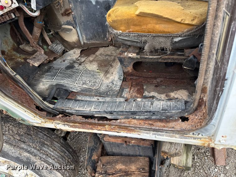 image for item EN7030 1990 International 8100 truck cab and chassis