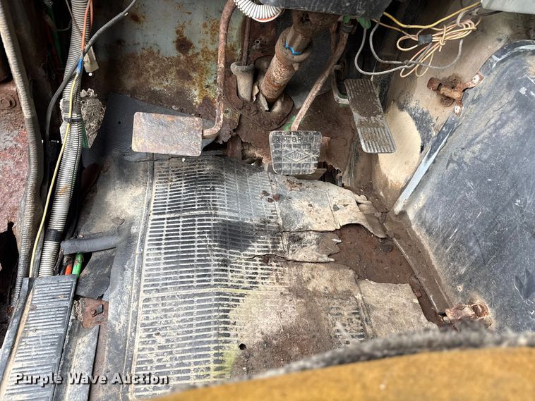 image for item EN7030 1990 International 8100 truck cab and chassis