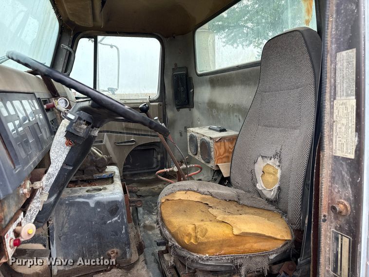 image for item EN7030 1990 International 8100 truck cab and chassis