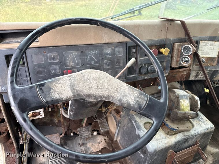 image for item EN7030 1990 International 8100 truck cab and chassis