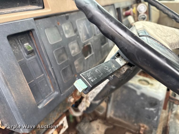 image for item EN7030 1990 International 8100 truck cab and chassis