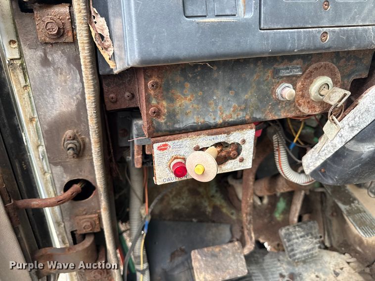 image for item EN7030 1990 International 8100 truck cab and chassis