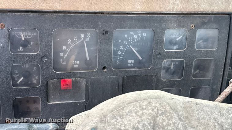 image for item EN7030 1990 International 8100 truck cab and chassis