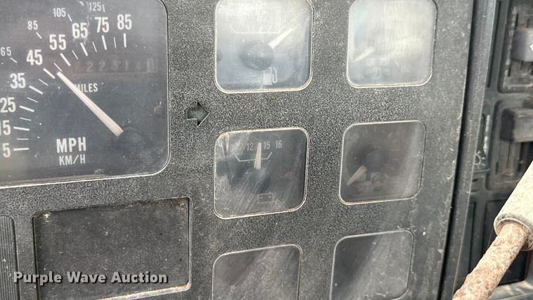 image for item EN7030 1990 International 8100 truck cab and chassis