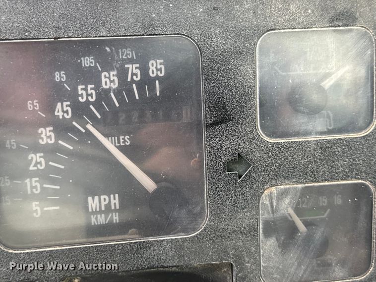 image for item EN7030 1990 International 8100 truck cab and chassis