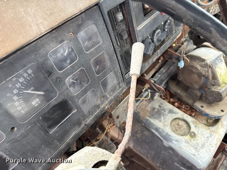 image for item EN7030 1990 International 8100 truck cab and chassis