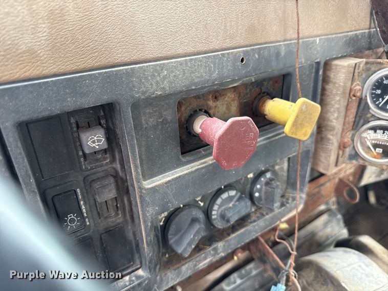 image for item EN7030 1990 International 8100 truck cab and chassis