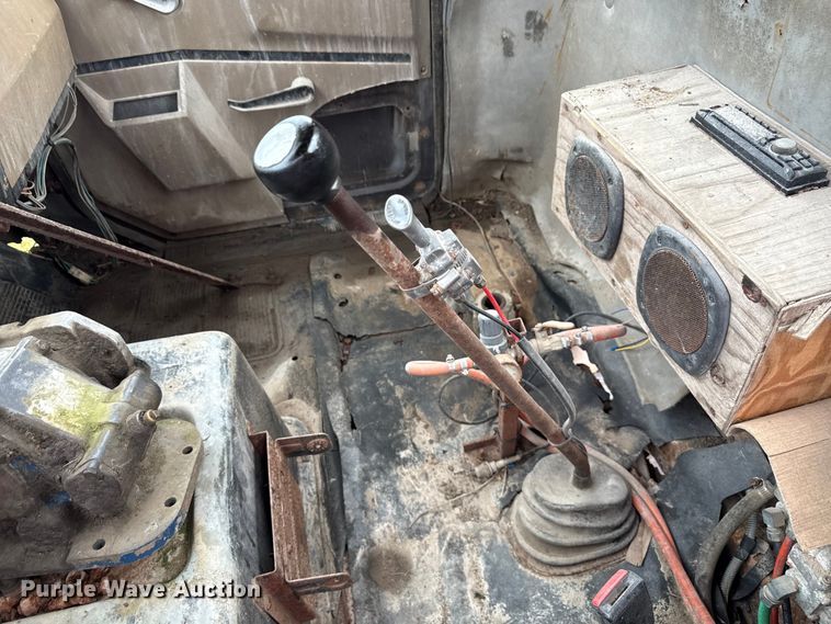 image for item EN7030 1990 International 8100 truck cab and chassis