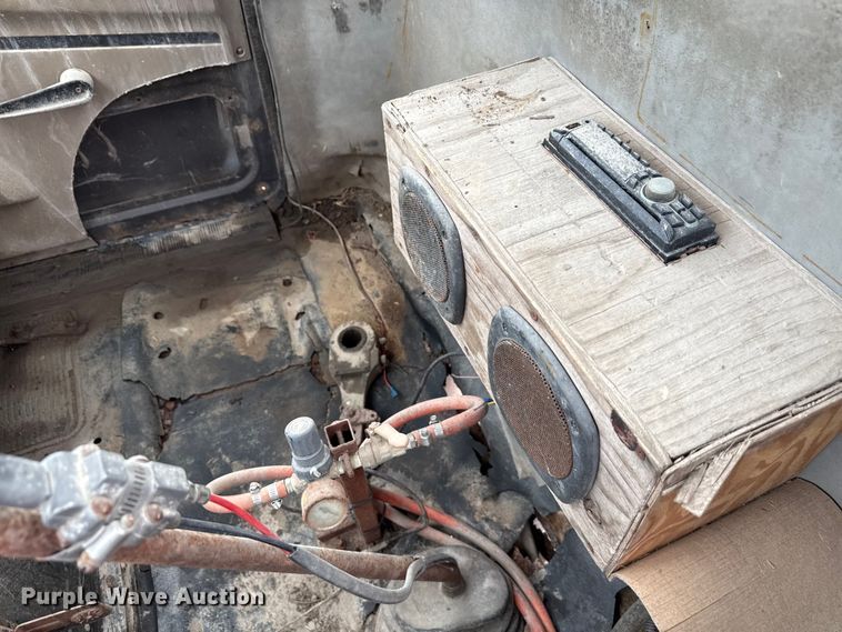 image for item EN7030 1990 International 8100 truck cab and chassis