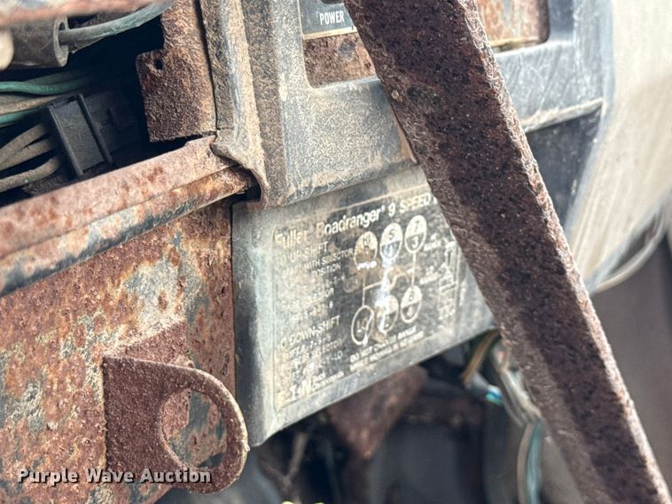 image for item EN7030 1990 International 8100 truck cab and chassis