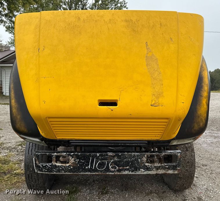 image for item EN7030 1990 International 8100 truck cab and chassis