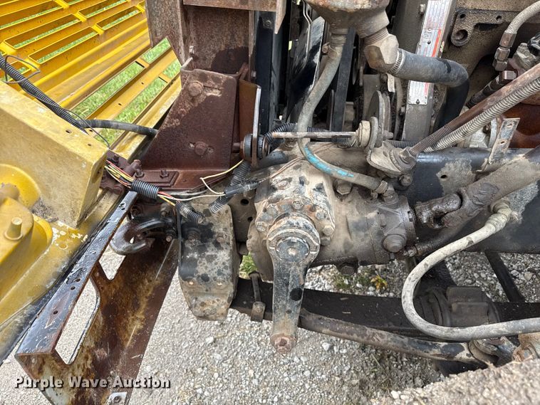 image for item EN7030 1990 International 8100 truck cab and chassis