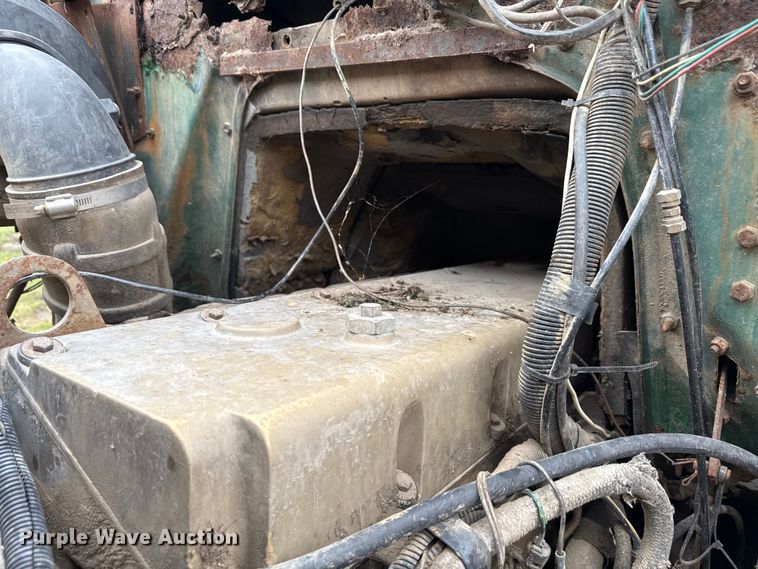 image for item EN7030 1990 International 8100 truck cab and chassis