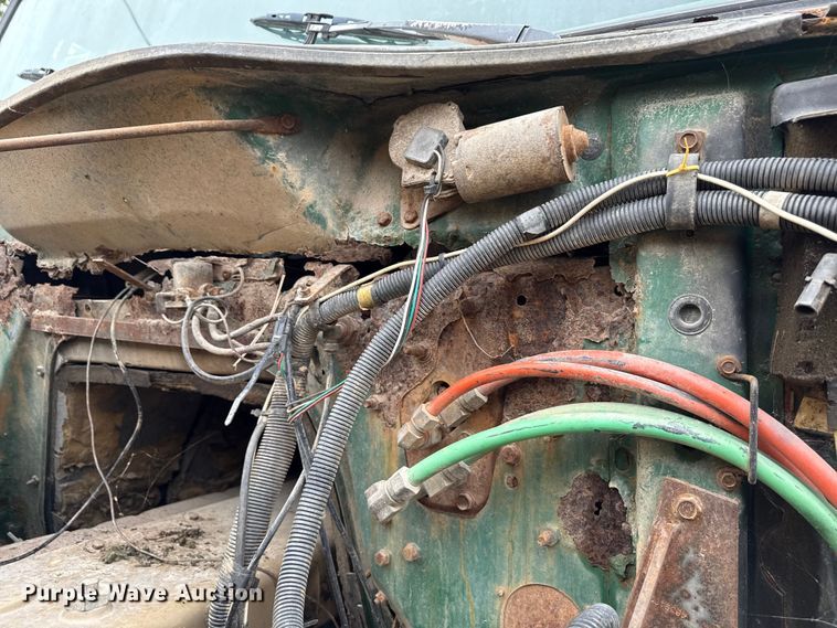 image for item EN7030 1990 International 8100 truck cab and chassis