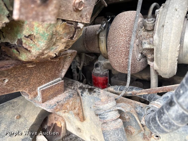 image for item EN7030 1990 International 8100 truck cab and chassis