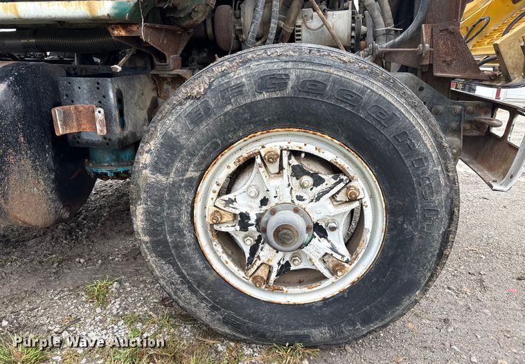 image for item EN7030 1990 International 8100 truck cab and chassis