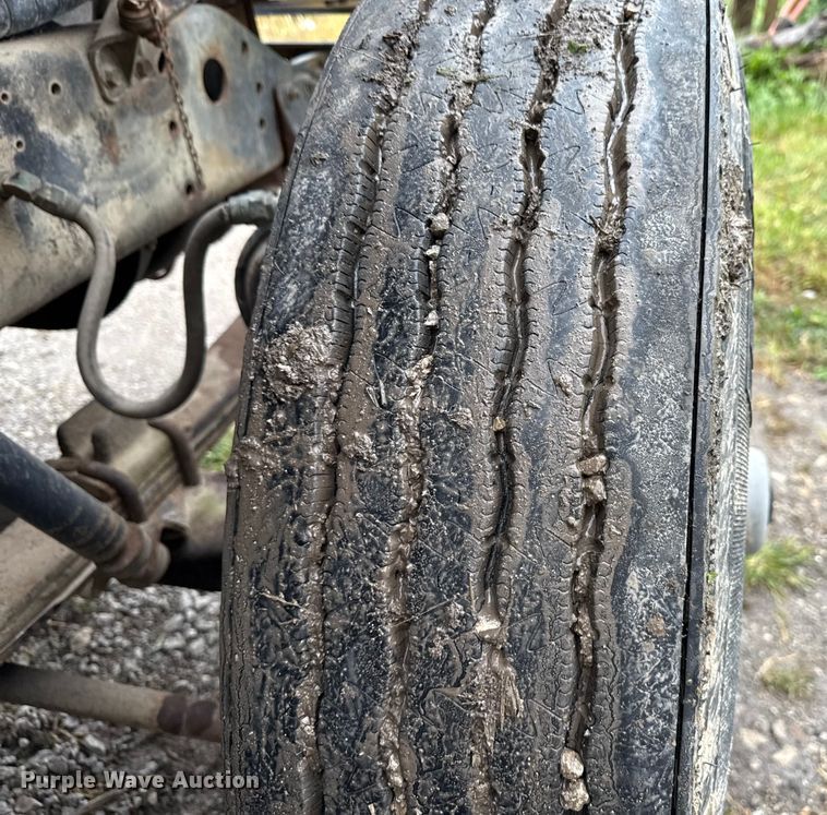 image for item EN7030 1990 International 8100 truck cab and chassis