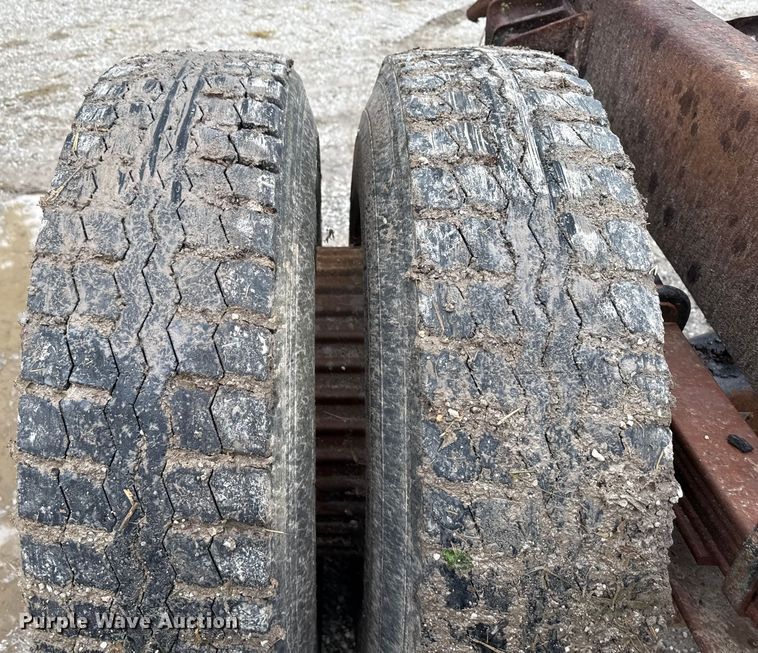 image for item EN7030 1990 International 8100 truck cab and chassis