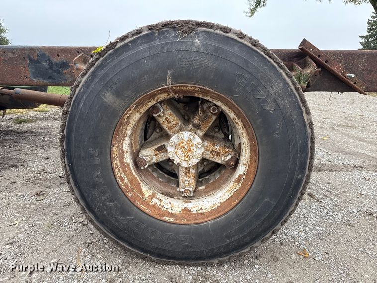 image for item EN7030 1990 International 8100 truck cab and chassis