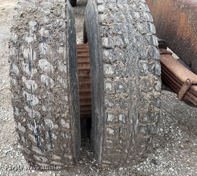 image for item EN7030 1990 International 8100 truck cab and chassis