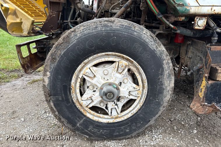 image for item EN7030 1990 International 8100 truck cab and chassis