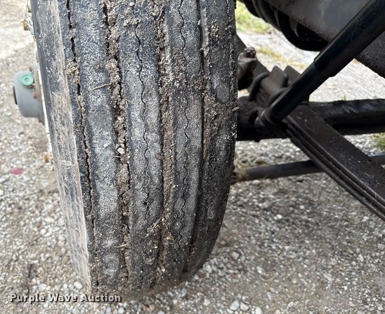 image for item EN7030 1990 International 8100 truck cab and chassis