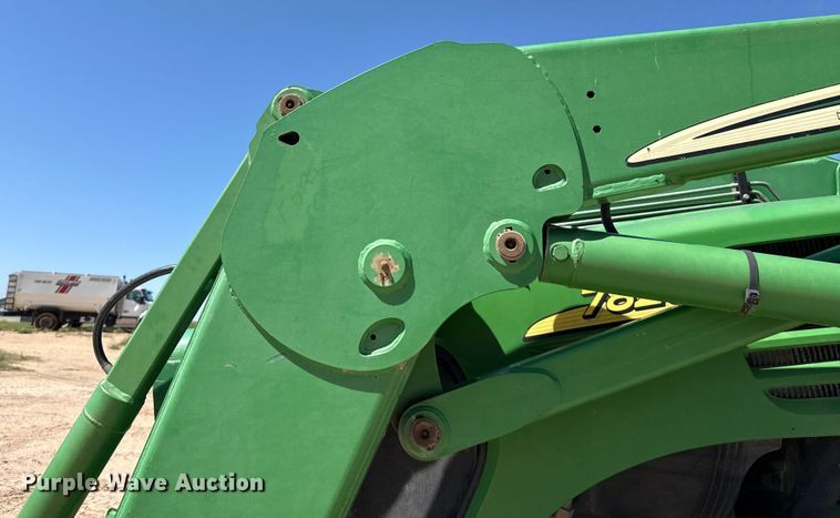 image for item EP0542 2005 John Deere 7820 MFWD tractor