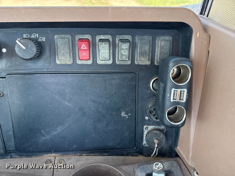 image for item EP0542 2005 John Deere 7820 MFWD tractor