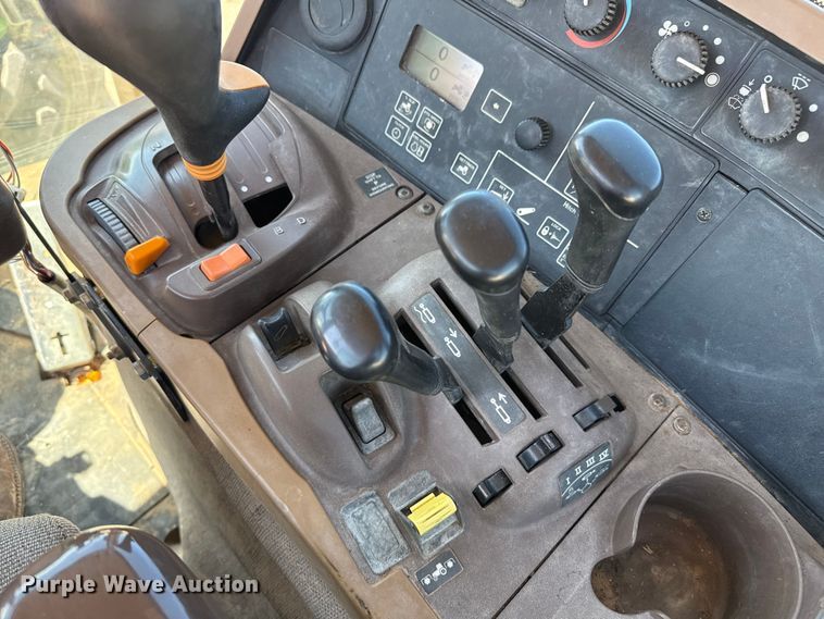 image for item EP0542 2005 John Deere 7820 MFWD tractor