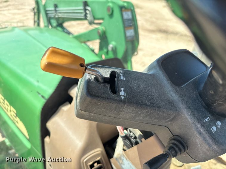 image for item EP0542 2005 John Deere 7820 MFWD tractor