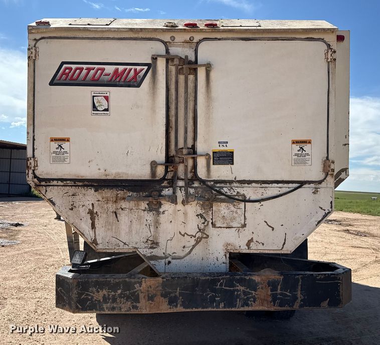 image for item EP0570 2009 Peterbilt 335 feed mixer truck