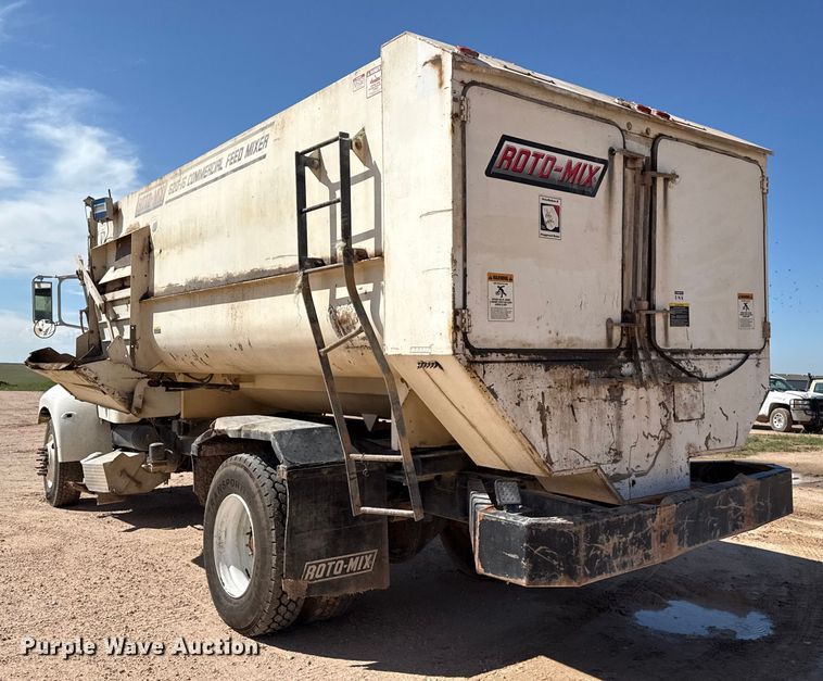 image for item EP0570 2009 Peterbilt 335 feed mixer truck