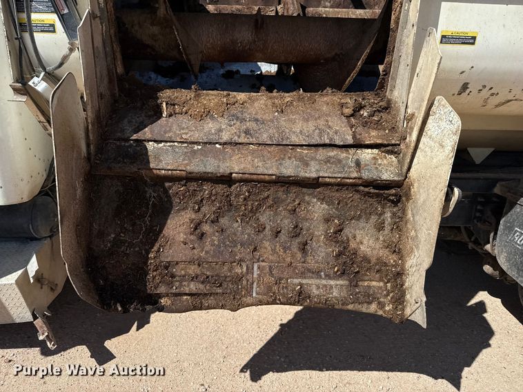 image for item EP0570 2009 Peterbilt 335 feed mixer truck